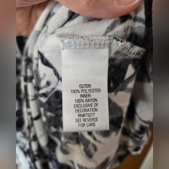 Simply Vera by Vera Wang Black White and Grey Short Sleeve Floral Vneck Blouse - Picture 6 of 7